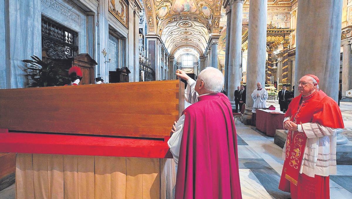 Momentos del funeral del papa en la plaza de San Pedro. Debajo, el camarlengo sella el féretro en la basílica de Santa María la Mayor.