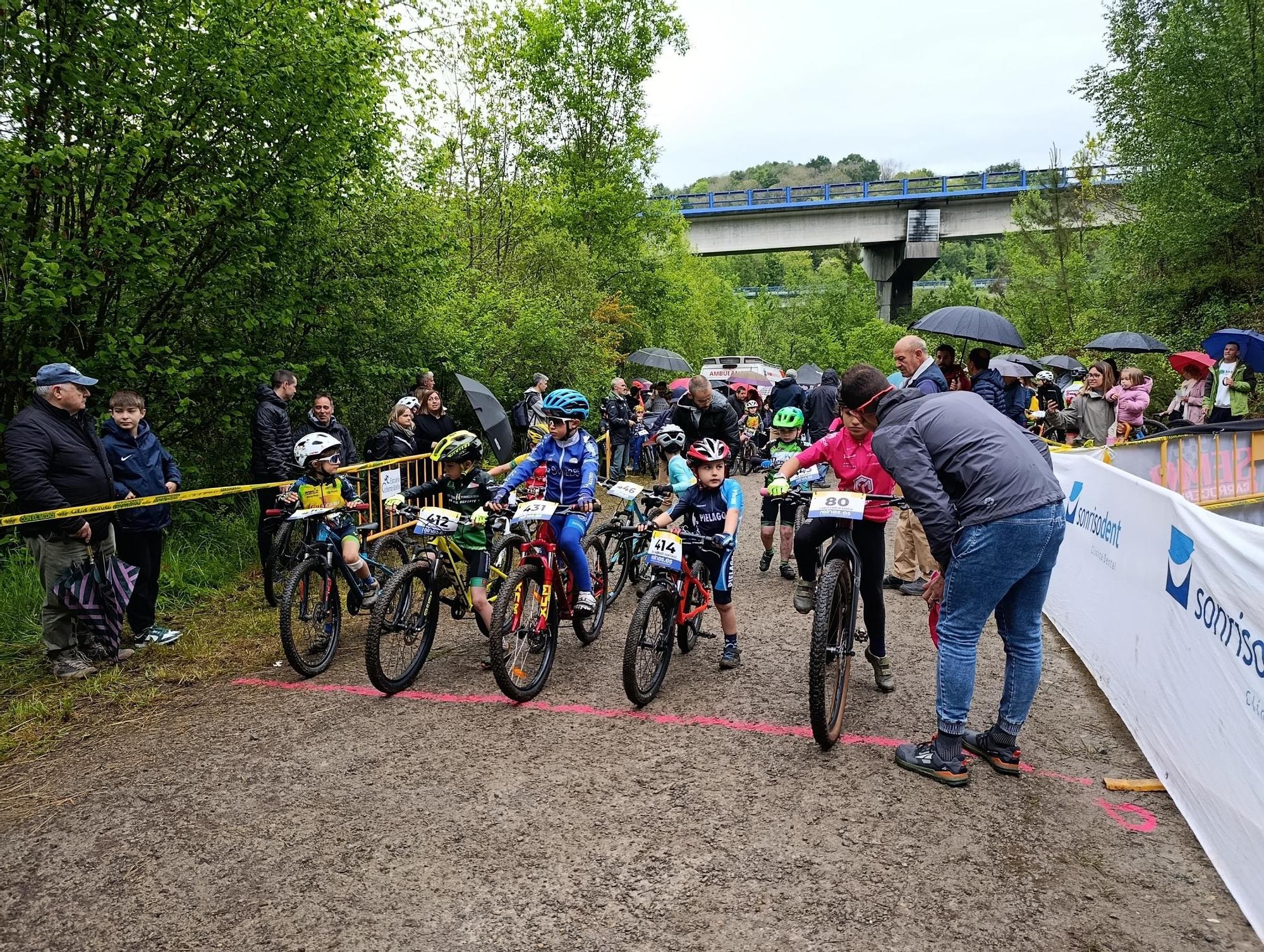 Las jóvenes promesas del ciclismo pedalean en Santa Marina, Siero