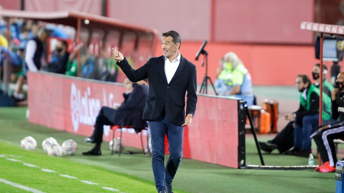 Luis García Plaza da instrucciones en el duelo ante el Málaga.