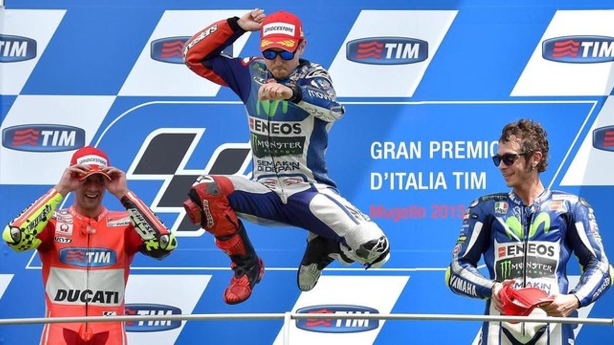 Jorge Lorenzo salta desde el podio de Mugello ante Andra Iannone (izquierda) y Valentino Rossi.