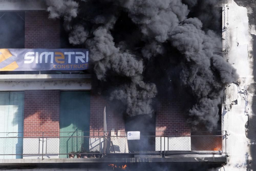 Incendi en un edifici del carrer del Carme de Girona.