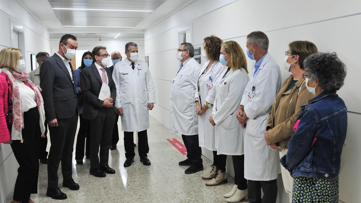 El conseller de Sanidad, Miguel Mínguez junto al alcalde, Carlos González y sanitarios del Hospital General de Elche este viernes