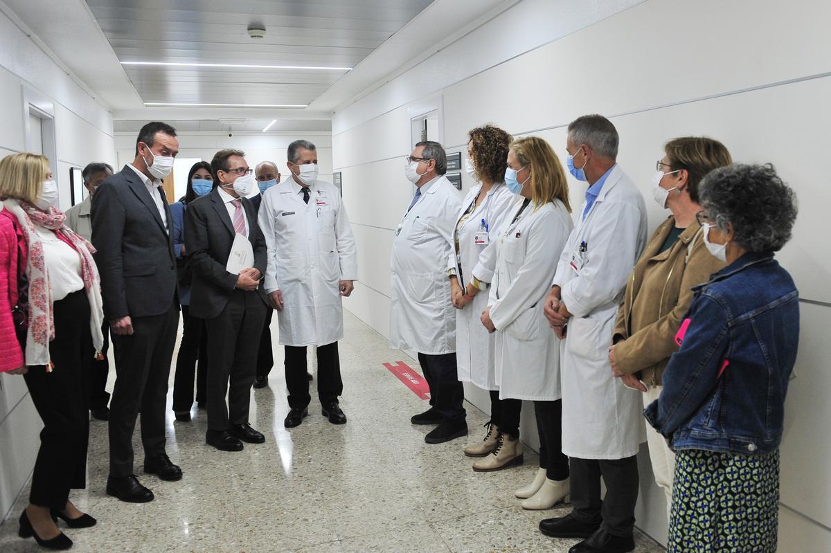 El conseller de Sanidad, Miguel Mínguez junto al alcalde, Carlos González y sanitarios del Hospital General de Elche este viernes