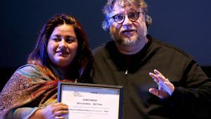 Guillermo del Toro  entrega becas a jóvenes mexicanos.