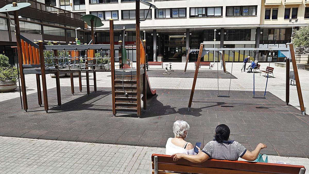 Un dels punts on es renovaran els jocs infantils és a la plaça Josep Pla de Girona. | ANIOL RESCLOSA