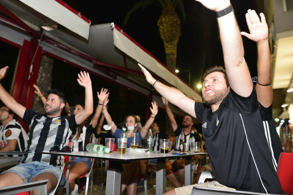 La afición celebra el ascenso del FC Cartagena