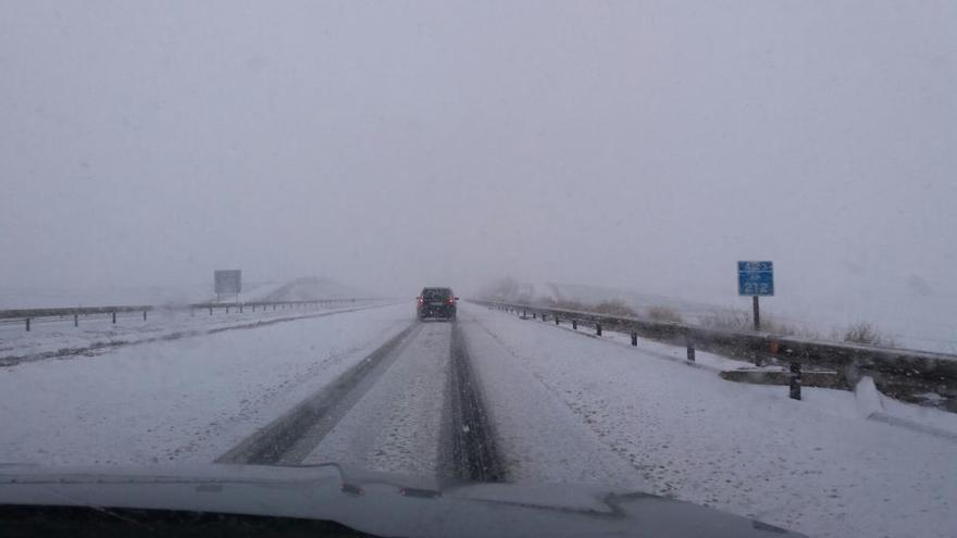 Un único carril abierto en la A23 entre Daroca y Cariñena