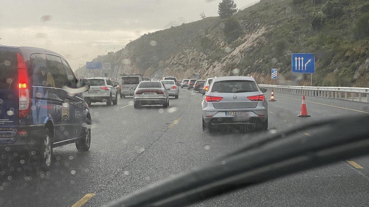 Imagen de los atascos en la AP-7 a la altura del acceso Este a Benalmádena, en el kilómetro 222, tras la apertura del nuevo enlace.