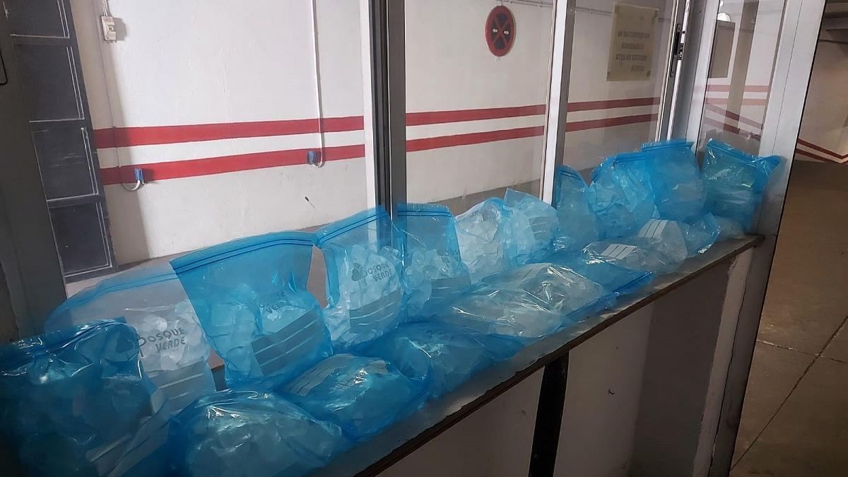 Bolsas de hielo casero intervenidas por la Policía Local en una tienda de Alcolea.