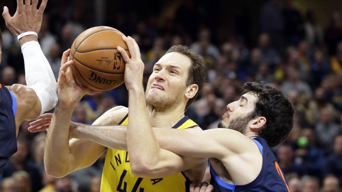 Álex Abrines en el partido de esta marugrada frente Bojan Bogdanovic