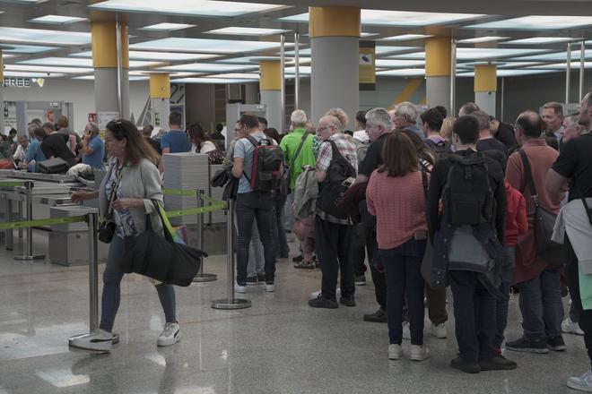 Colapso en los filtros de seguridad del aeropuerto de Palma con una hora de espera y cientos de personas atrapadas