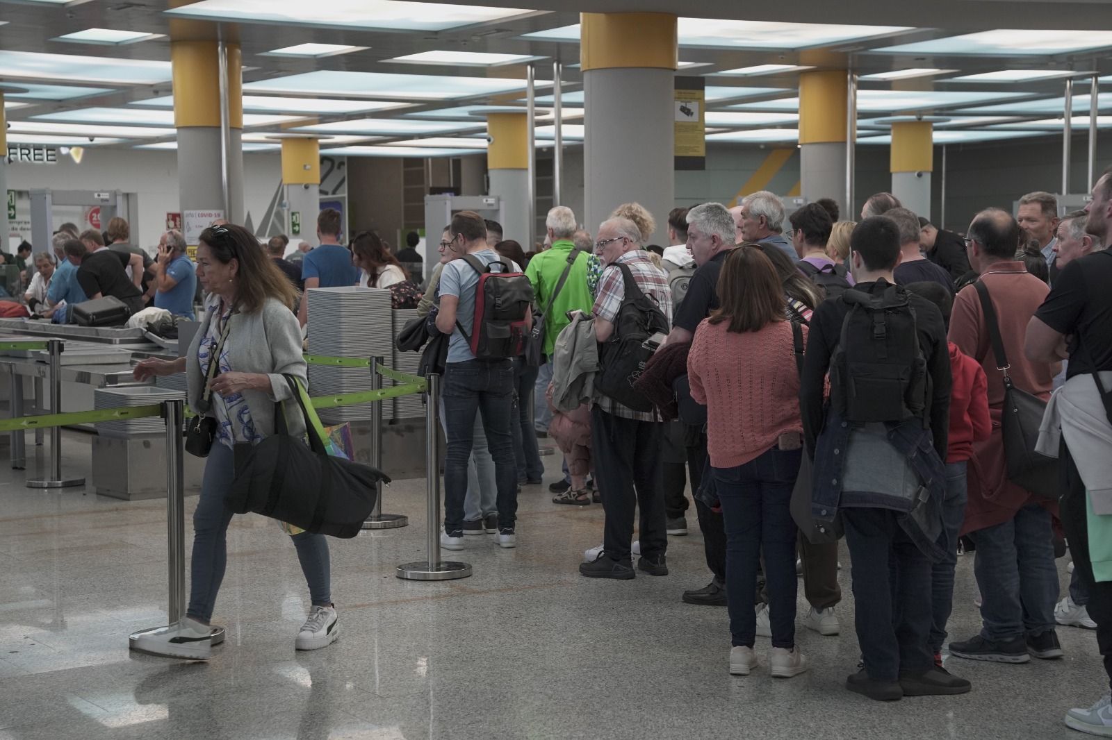 Colapso en los filtros de seguridad del aeropuerto de Palma con una hora de espera y cientos de personas atrapadas