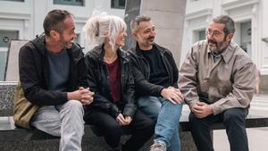 Carles Porta junto a los protagonistas de Abandonados