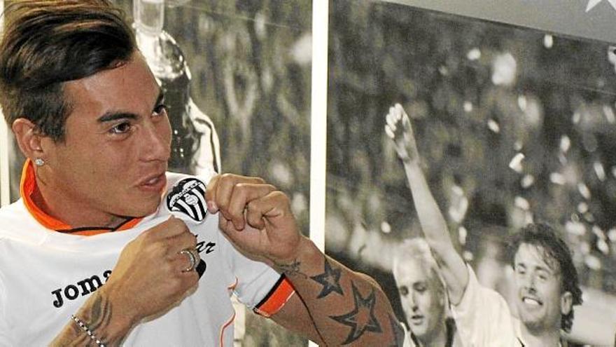 Eduardo Vargas en una imagen de su presentación con el Valencia CF