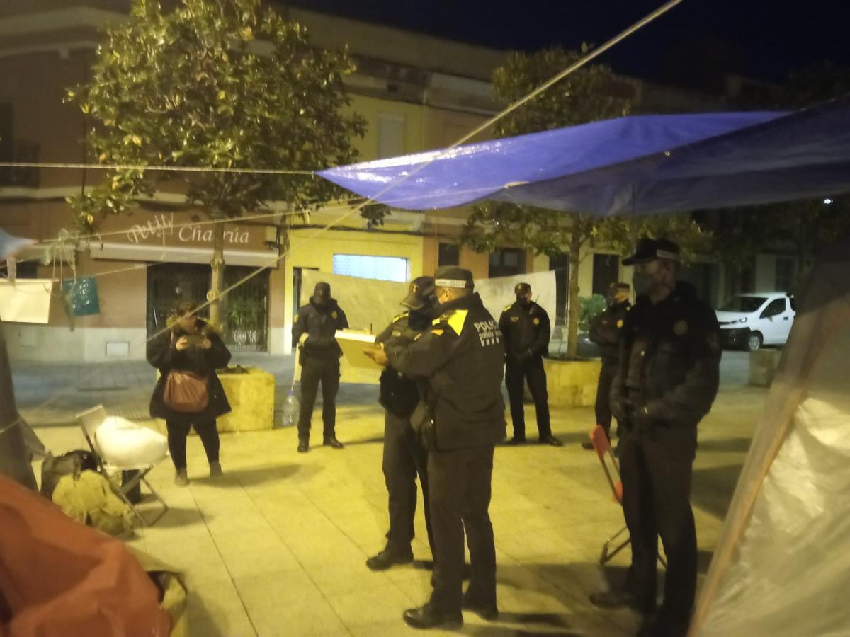 La Policia Local de Rubí intentando desalojar la PAH de la plaza del Ayuntamiento