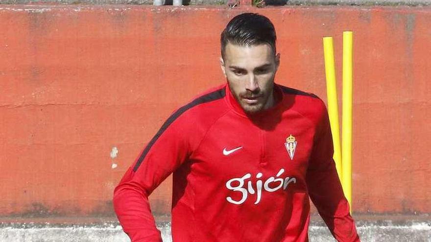 Xavi Torres conduce el balón durante un entrenamiento.