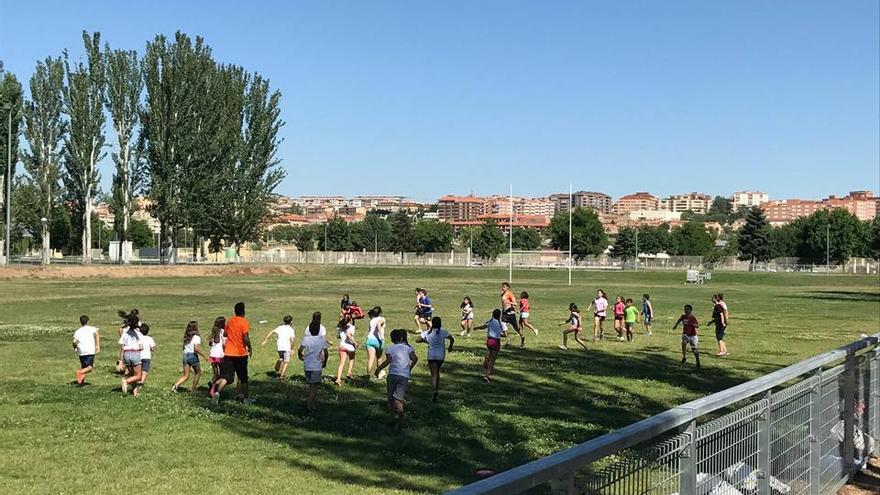 Los niños y las niñas se divertirán mientras practican deporte y mejoran su salud.