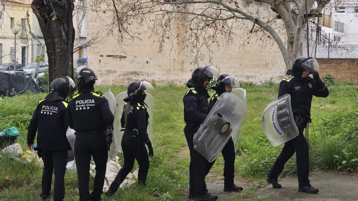 Agentes de la Guàrdia Urbana de Badalona proceden a desalojar la masía de Ca l'Andal