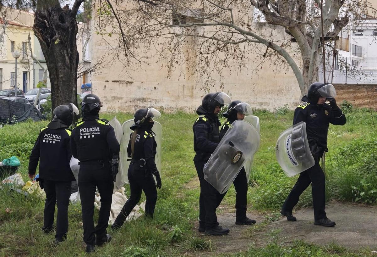 Agentes de la Guàrdia Urbana de Badalona proceden a desalojar la masía de Ca l'Andal