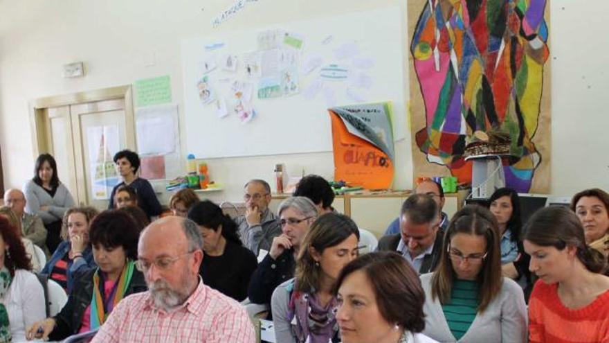 Público asistente a las jornadas en la escuela rural de Cadavedo.