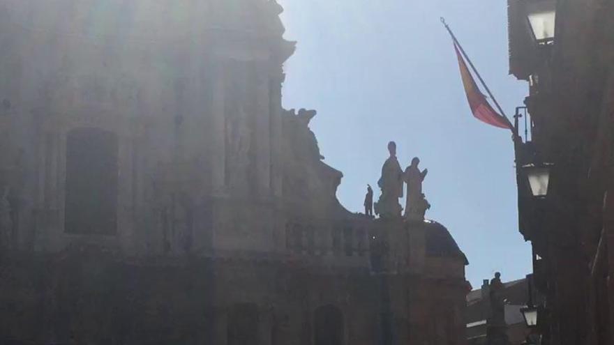 Un hombre se encarama a la Catedral de Murcia