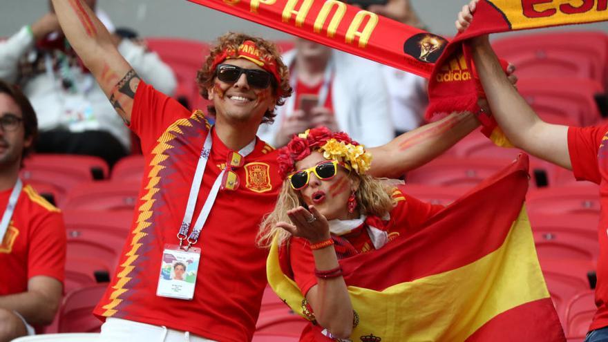 Las aficiones de España e Irán llenan Kazán de color