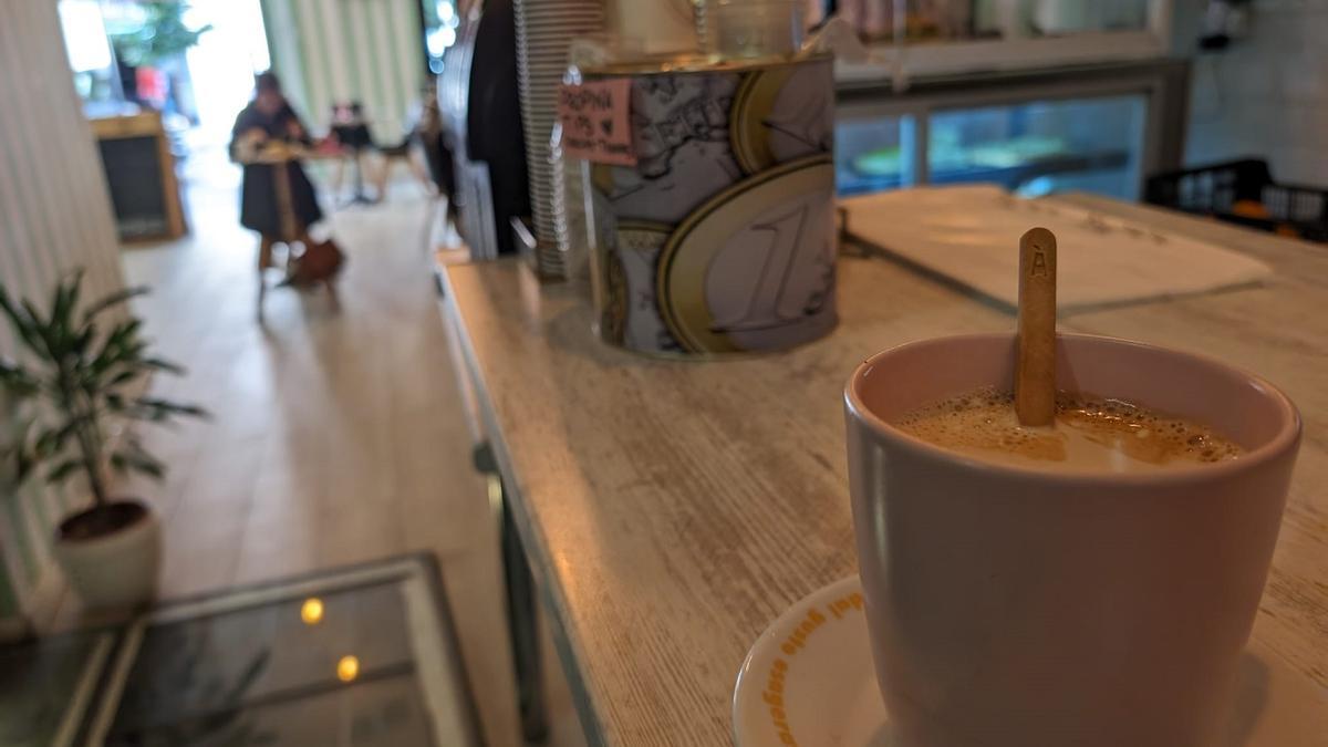 Una taza de café con el removedor comestible de Plash,  en una de las cafeterías del Centro de Málaga que ya lo ofrecen.
