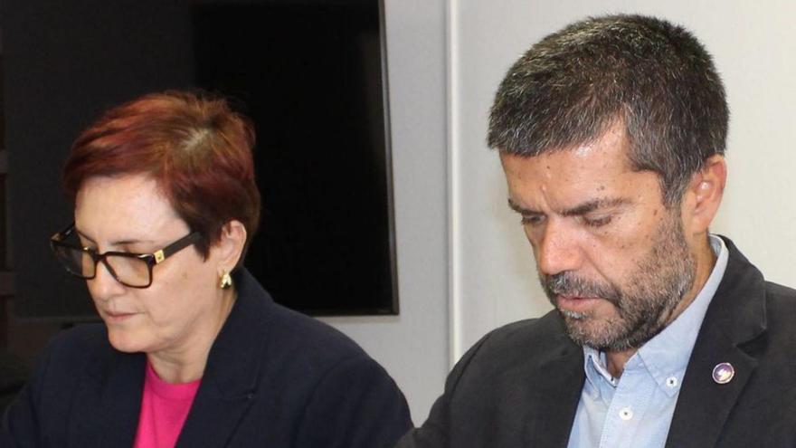 Candelaria Delgado y Francisco García durante la firma del convenio.