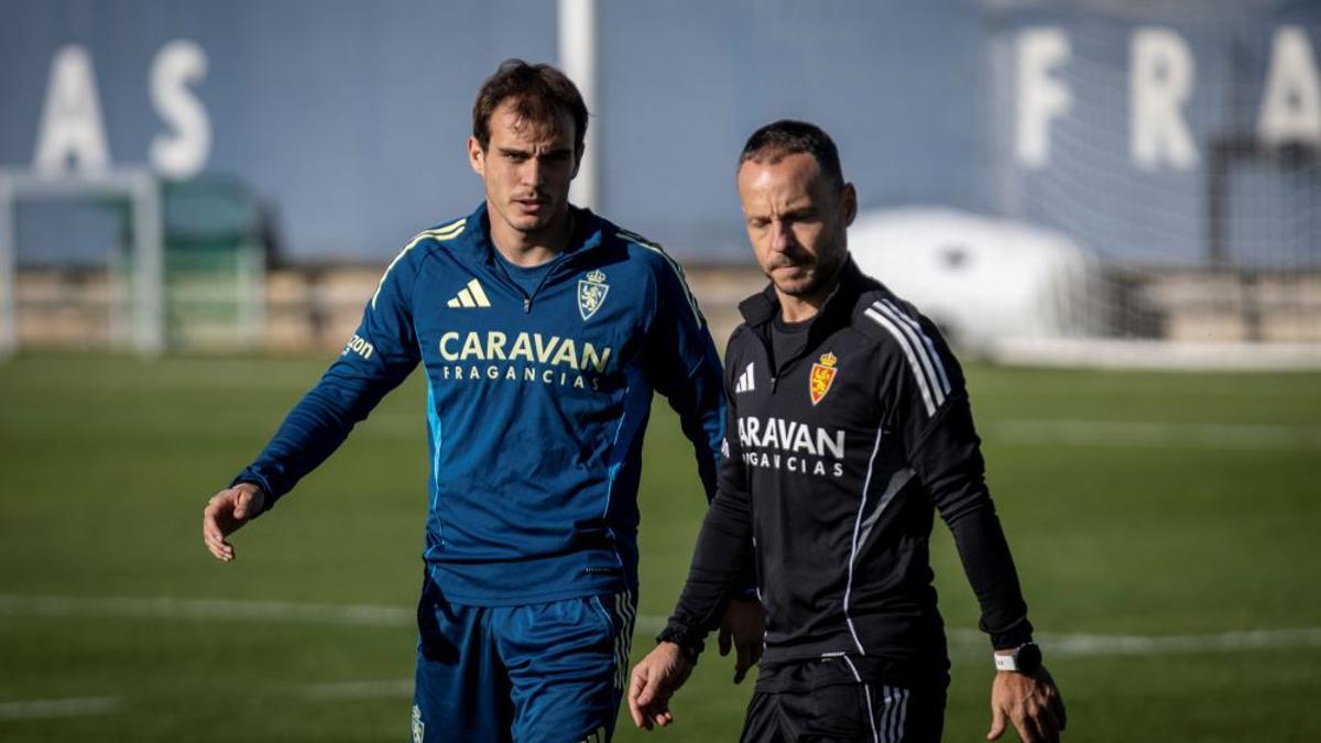 Francho Serrano, junto a uno de los ayudantes del cuerpo técnico en un entrenamiento.