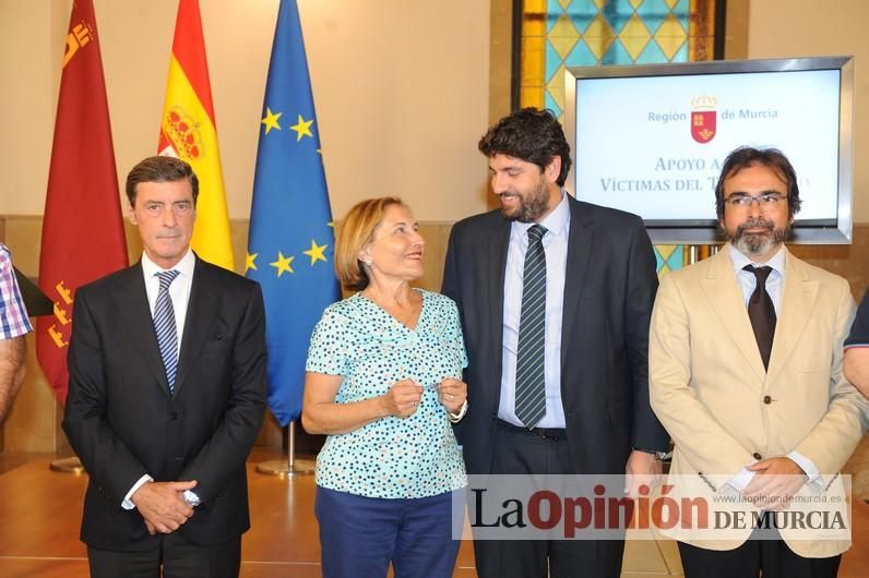 Murcia, primera comunidad en entregar tarjetas identificativas a las víctimas del terrorismo que dan descuentos y prestaciones