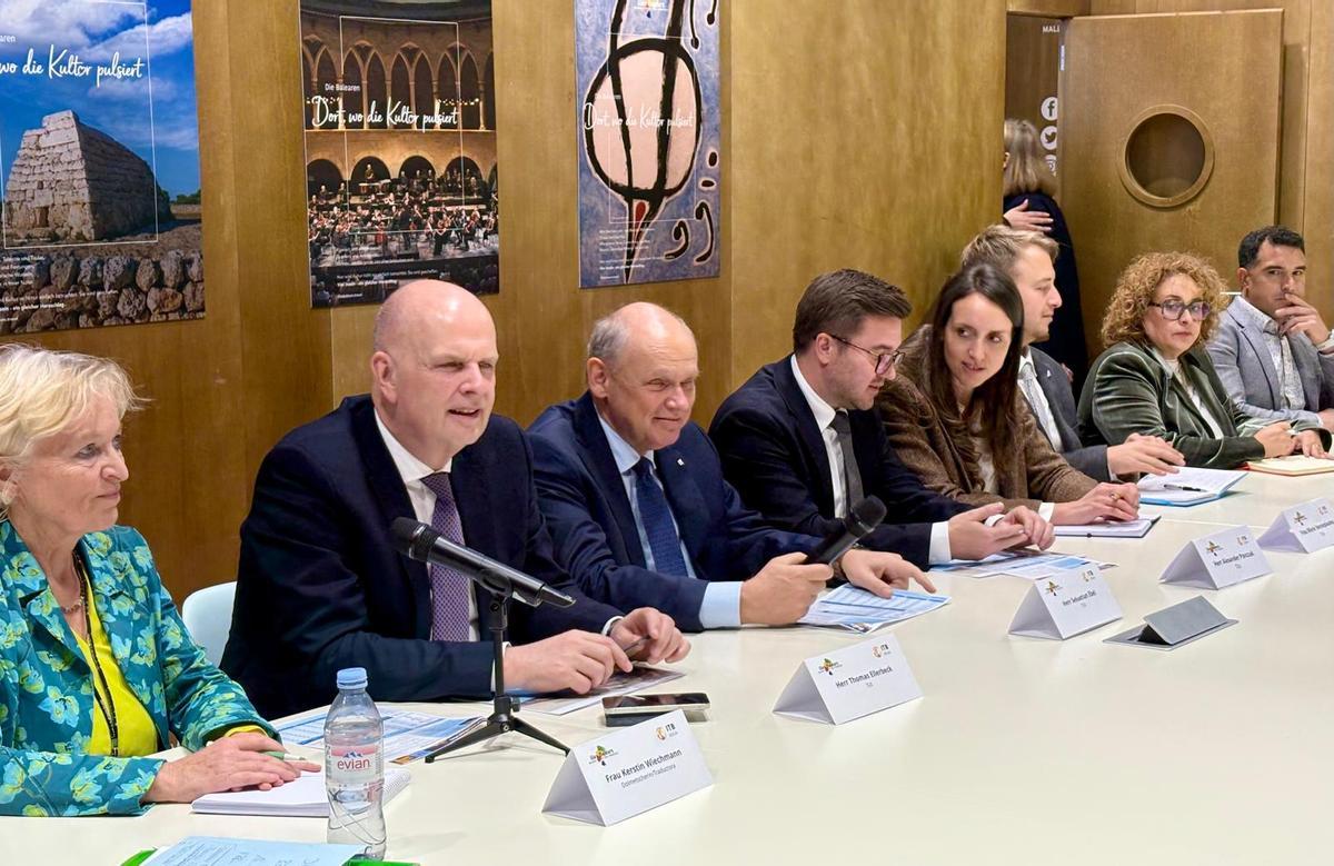 A la izquierda, Thomas Ellerbeck y Sebastian Ebel, de TUI, entre otros, a la derecha, María José Aguiló, de la FEHM, reunidos con la delegación balear en el estand de las islas en la ITB, este martes.