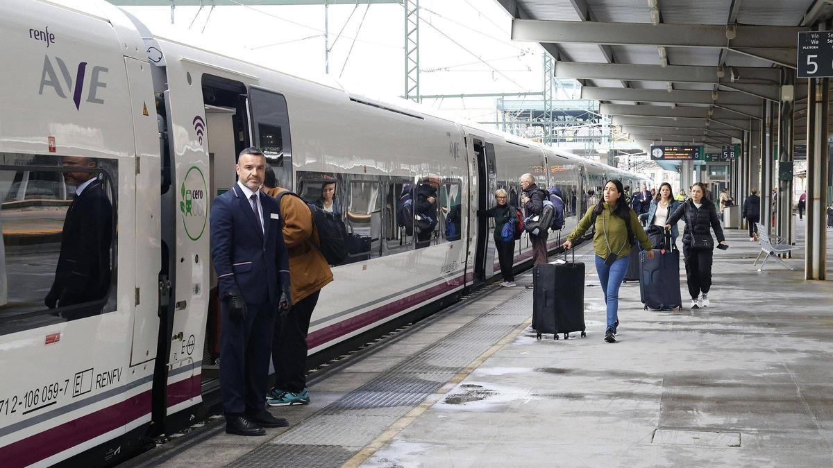 Viajeros en la estación de tren de Santiago de Compostela a la llegada del tren de Alta Velocidad AVE