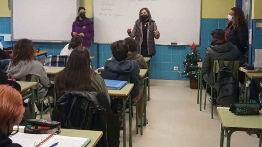 La alcaldesa, Digna Rivas, visitó ayer el IES Illa de San Simón. | // FDV