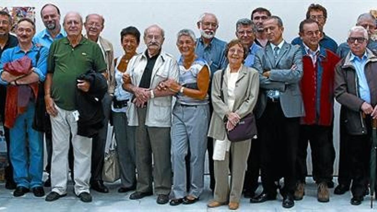UNA GRAN FAMILIA. Entre los que ayer celebraron los 100 años de Bruguera había dibujantes, guionistas y familiares de algunos ya fallecidos. De izquierda a derecha, Enrich, Jordi Bayona, Joso, Alfons López, Toni Guiral, Rafael Cortiella, Francisco I