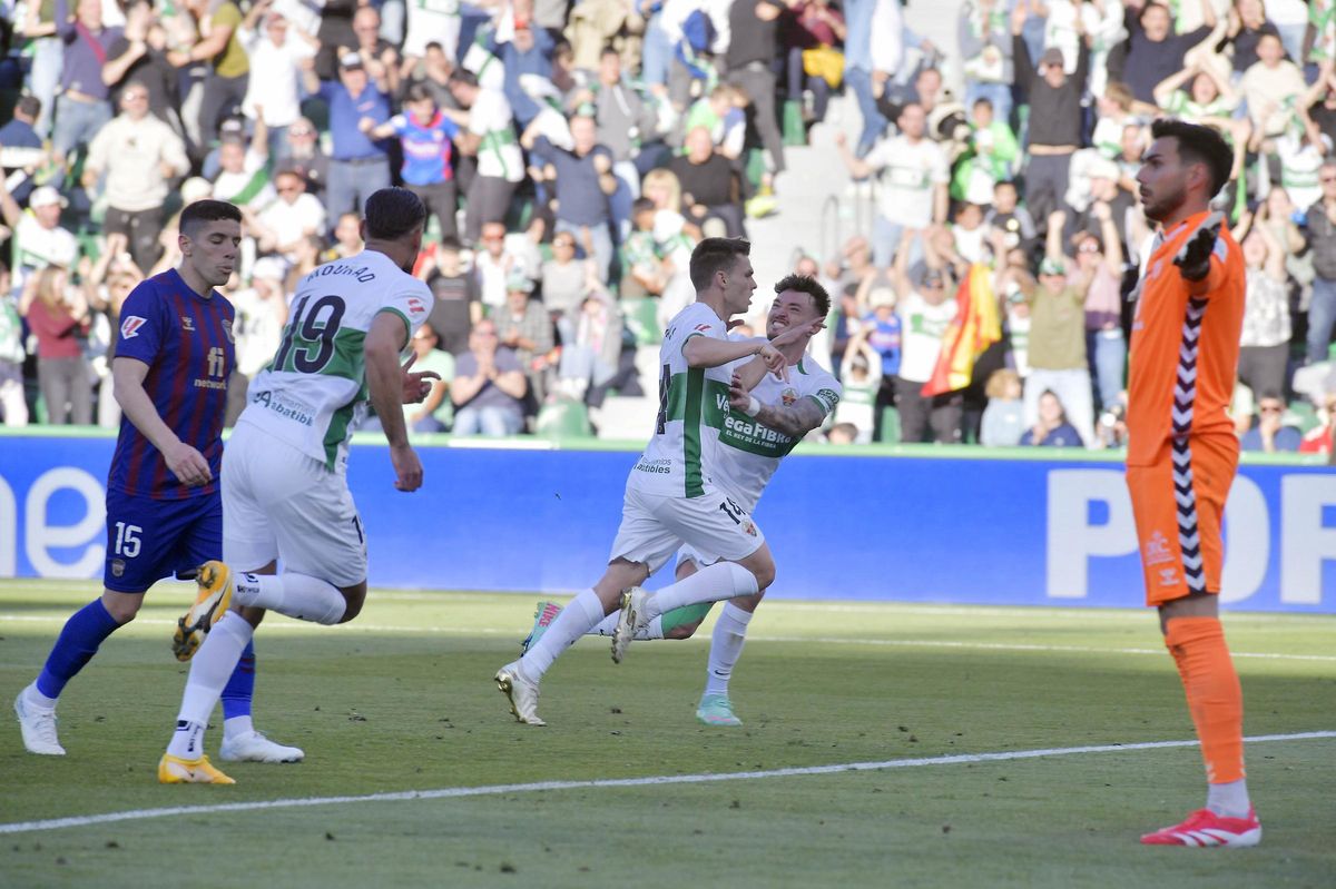 Febas celebra, junto a Josan, el gol ante el Eldense.