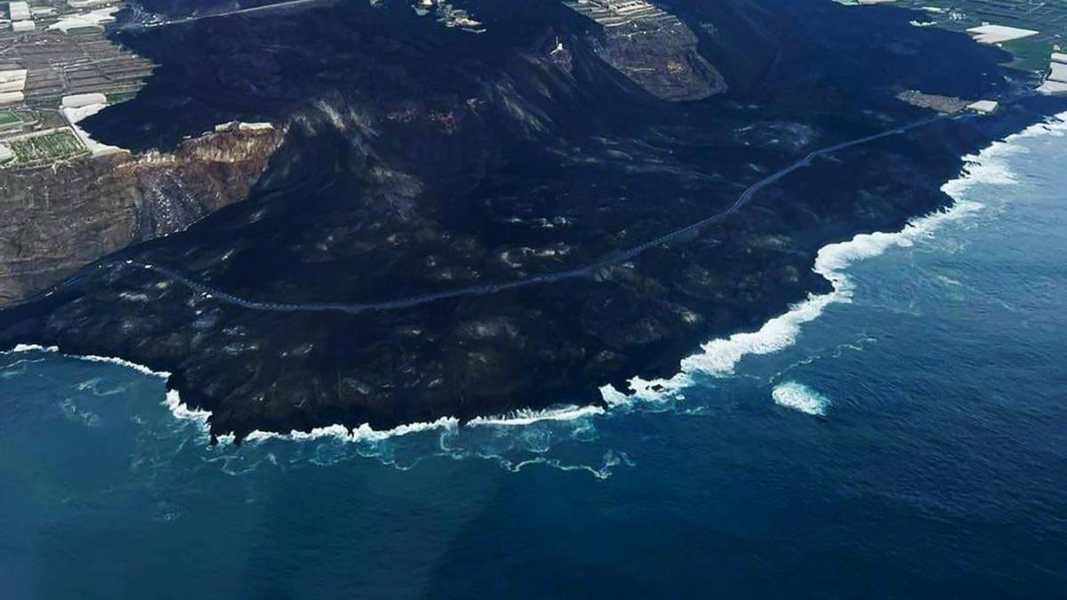 Obras sobre la fajana del volcán Tajogaite