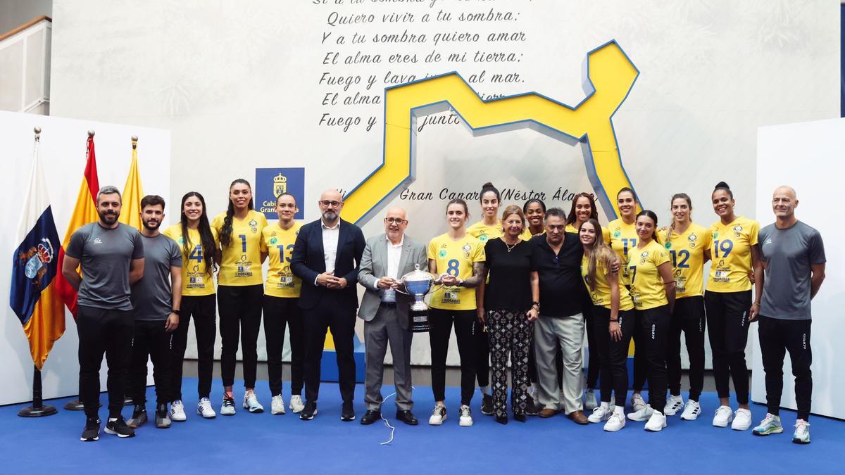 Foto de familia del acto de recibimiento de las jugadoras del Hidramar Gran Canaria en Casa Palacio.