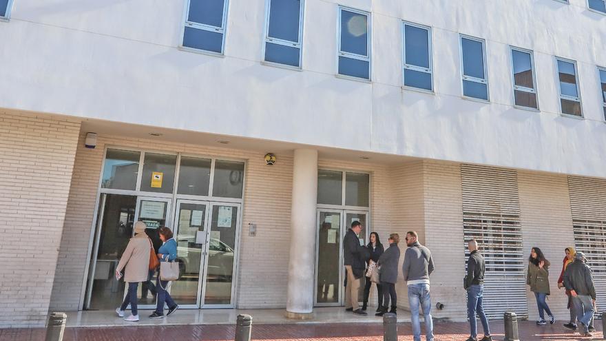 Una jueza de Torrevieja perdona una deuda de 72.075 euros a un pensionista que pidió 34 préstamos para ayudar a sus familiares