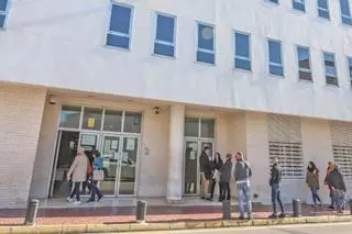 Una jueza de Torrevieja perdona una deuda de 72.075 euros a un pensionista que pidió 34 préstamos para ayudar a sus familiares