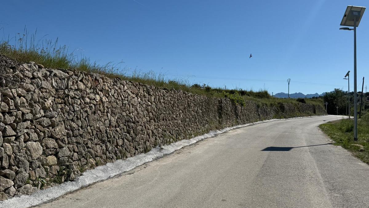 El hormigón bajo los muros centenarios de "pedra seca"