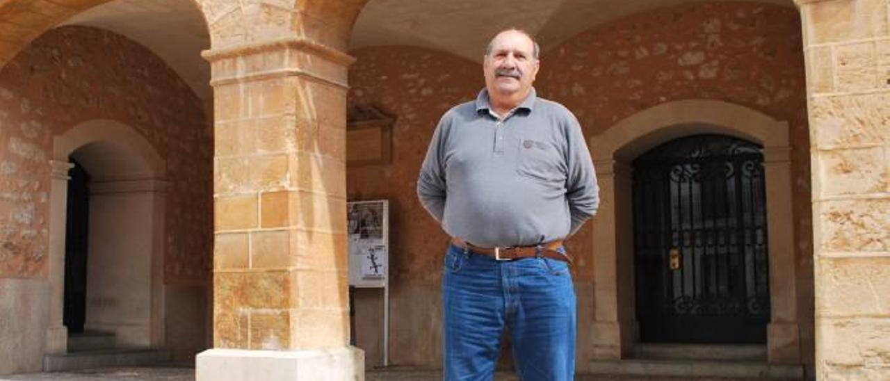 Barceló posa para este periódico frente al ayuntamiento de Campos, su segunda casa.