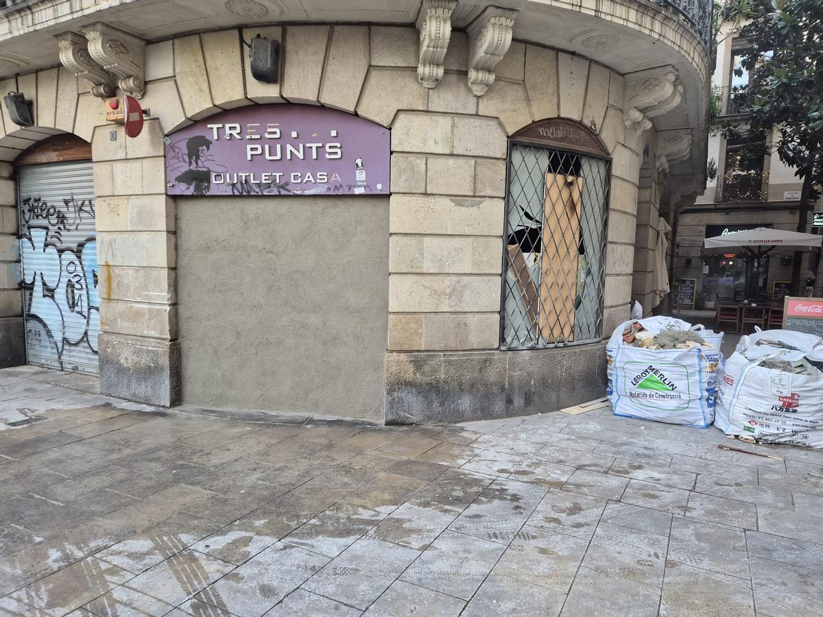 Los bajos de la plaza Vila de Madrid que operaban como 'narcolocal', tapiado con cemento tras ser desmantelado por los Mossos d'Esquadra.