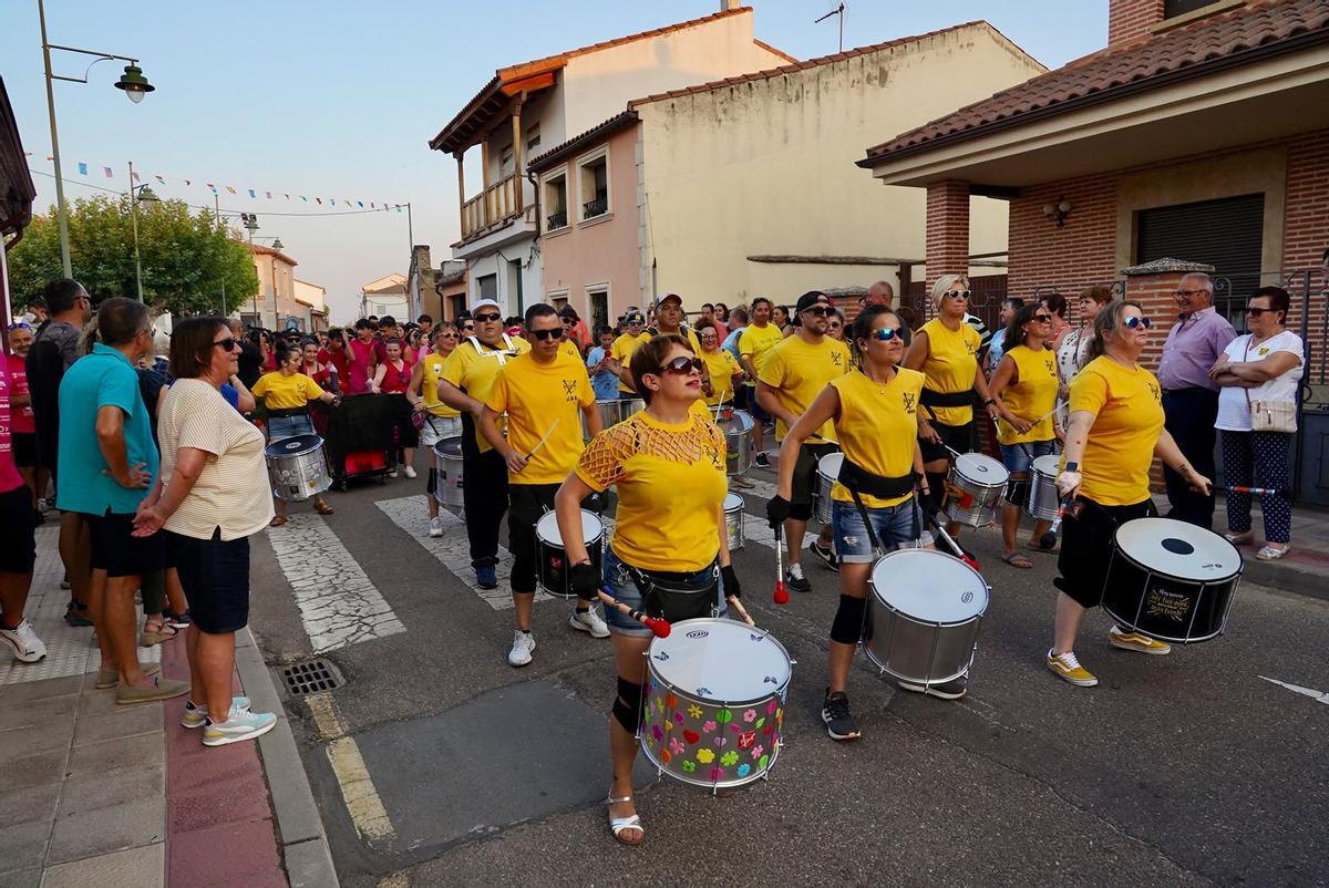 GALERÍA | Las peñas inundan Villaralbo de alegría y color