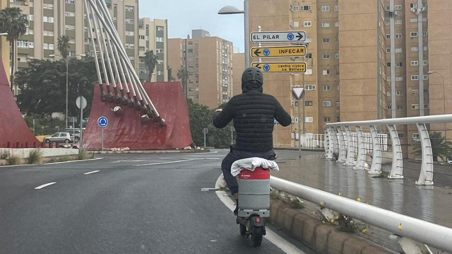 Conducción temeraria en Canarias: usa una bombona de butano como asiento del patinete