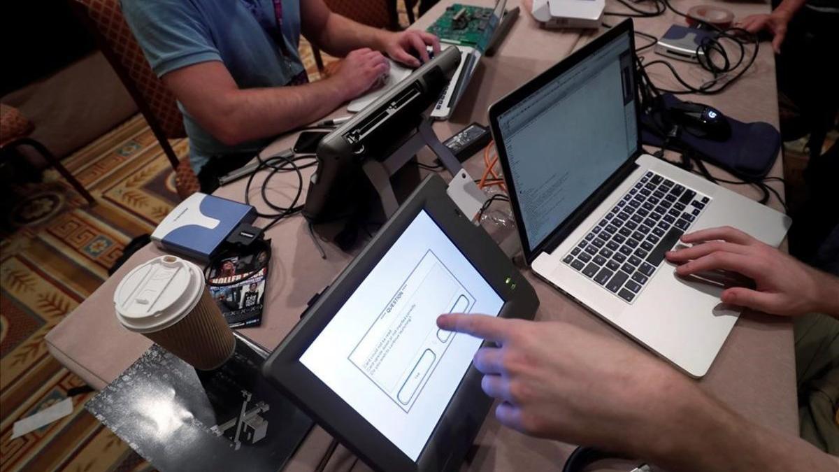 Unos 'hackers' intentan acceder a los datos de una máquina de votación durante una convención en Las Vegas.