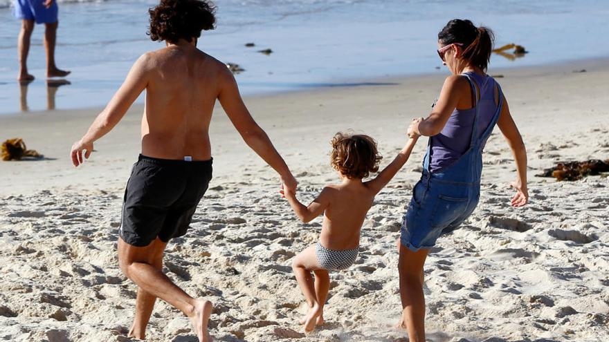 Una familia disfruta de un día de playa en Vigo // R. Grobas