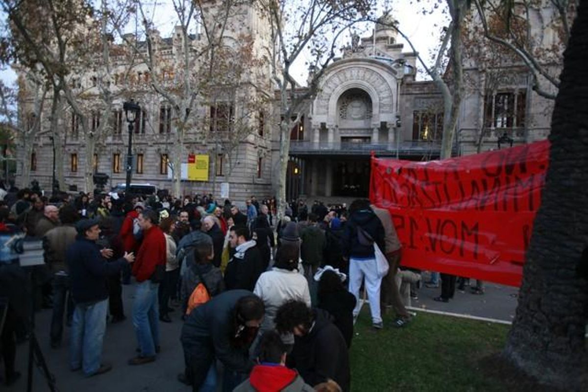 Protestes del moviment 15-M amb pancartes davant de l’Audiència.