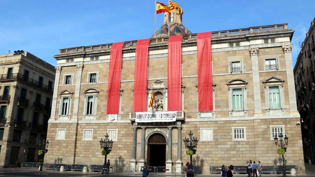 La Generalitat cuelga una 'senyera' con cuatro lonas en su fachada para conmemorar el 1-O