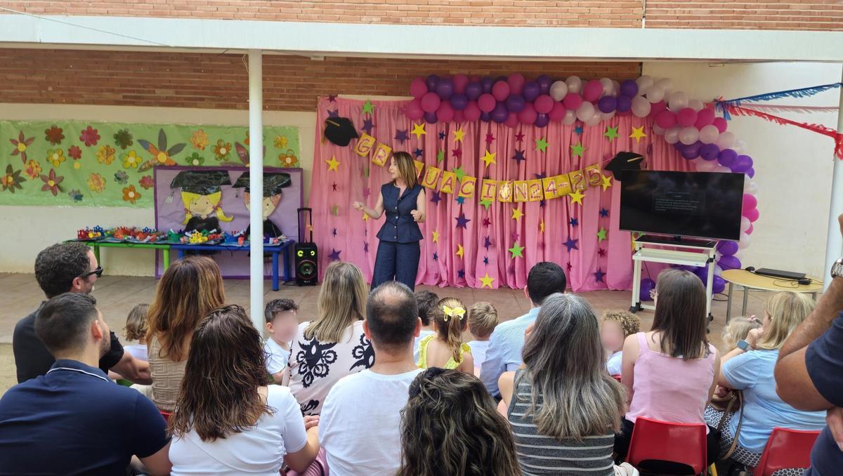 La concejal de Educación y Atención a la Ciudadanía, Belén López, en una escuela infantil de San Roque.