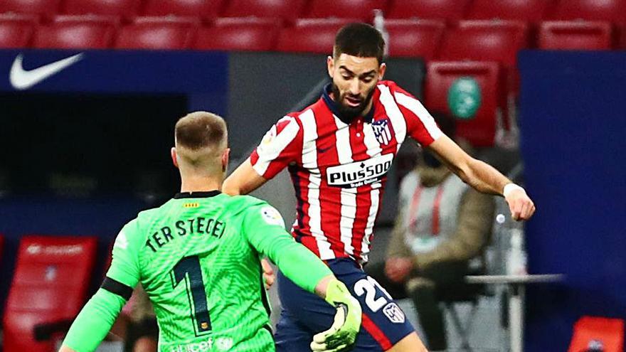 Carrasco supera a Ter Stegen en la jugada del gol del Atlético.